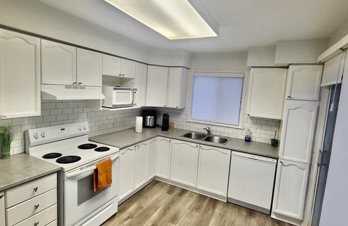 Industrial Park House | Bright & Peaceful Retreat Near the Airport with Spa Access