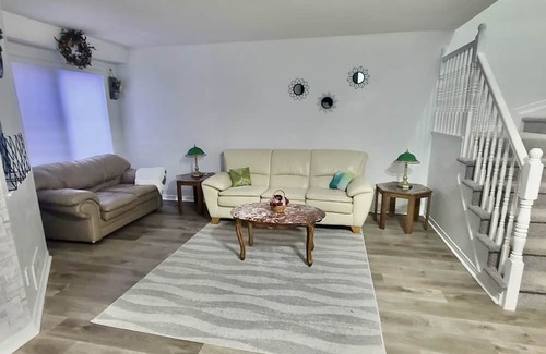Industrial Park House | Bright & Peaceful Retreat Near the Airport with Spa Access
