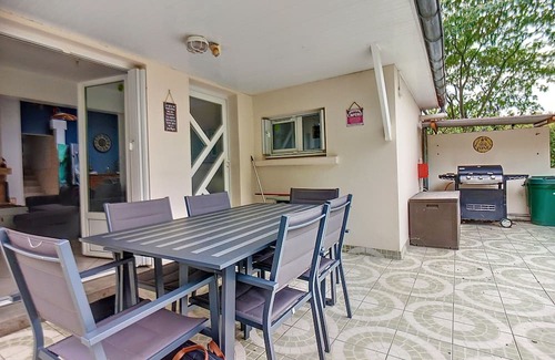 La Fleche Cottage | Family Retreat at Gite La Flèche with Fireplace & Kitchen