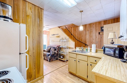 Hayesville Cabin | Pet-Friendly Hillside Cabin with Breathtaking Mountain Views