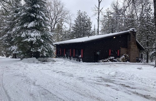 Mancelona Cabin | Discover Green River Lodge: Pet & Child-Friendly Retreat