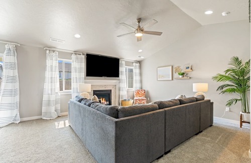 Caldwell House | Relaxing Indoor Sauna Retreat for 8 in SW Caldwell