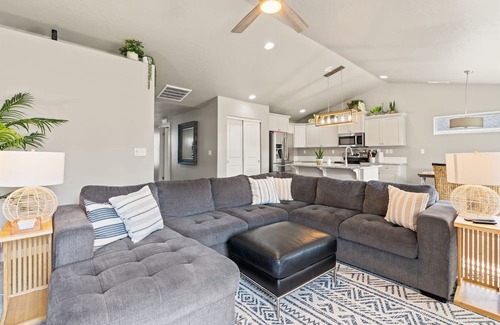 Caldwell House | Relaxing Indoor Sauna Retreat for 8 in SW Caldwell