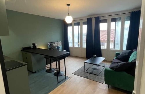 Marengo - Jolimont Apartment | Relaxing Retreat Steps from Downtown with Spa Amenities