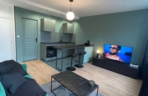 Marengo - Jolimont Apartment | Relaxing Retreat Steps from Downtown with Spa Amenities