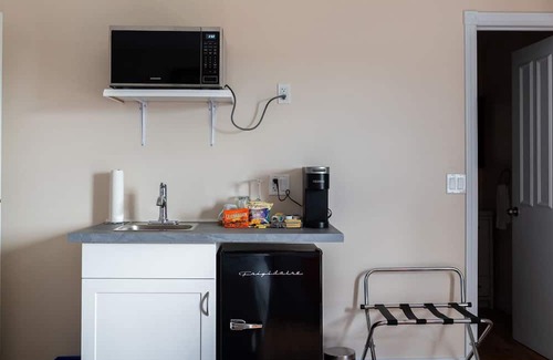 Shelburne House | Beautiful Views and Kitchen Amenities in Shelburne Harbour