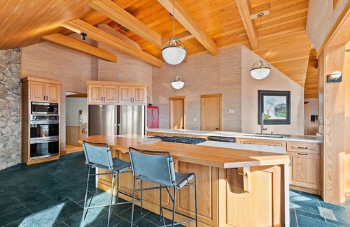 Roseland House | Discover Dragon's Back: Family-Friendly Wintergreen Escape