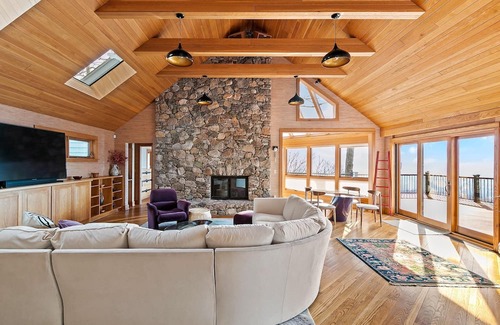 Roseland House | Discover Dragon's Back: Family-Friendly Wintergreen Escape