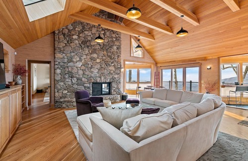 Roseland House | Discover Dragon's Back: Family-Friendly Wintergreen Escape