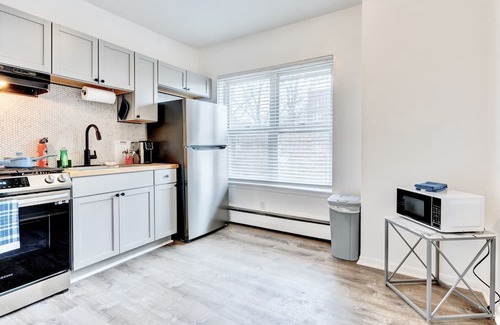 Springfield Apartment | Modern Getaway with Kitchen in Downtown Springfield!
