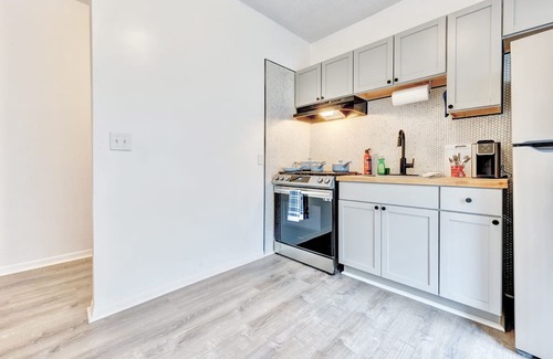 Springfield Apartment | Modern Getaway with Kitchen in Downtown Springfield!