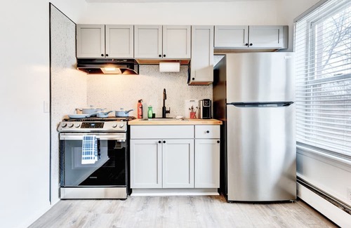 Springfield Apartment | Modern Getaway with Kitchen in Downtown Springfield!