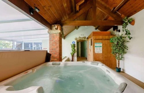 Newton-on-Rawcliffe House | Inviting Magpie Cottage with Pool in North Yorkshire