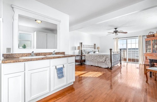Coldwater Cottage | Discover Pearl Beach Lakefront: Breathtaking Views & More