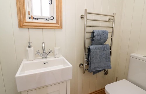 Pontrhydfendigaid Cottage | Pet-Friendly CWT Y GORS with Hot Tub in Pontrhydfendigaid