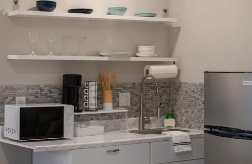 Azalea Park House | Cozy Studio Retreat Near Parks & Downtown Attractions