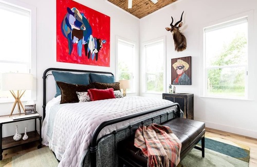 Burton House | Stargazing Retreat at BNR Farmstead | Family-Friendly Stay