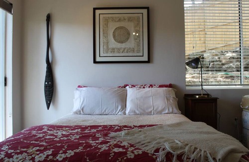 Newport Apartment | Spacious 2 bedroom garden apartment with pool at Newport Beach.