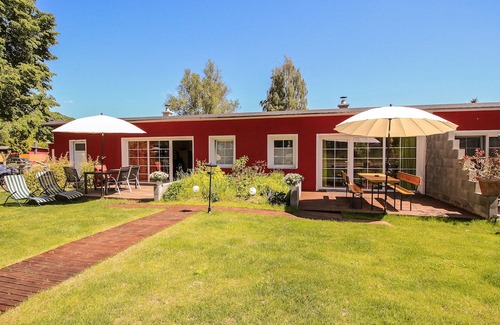 Joachimsthal Apartment | Cozy Bungalow Grün: 2 Bedrooms, Private Terrace & Garden