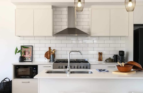Trentham House | Discover Teds Cottage: Family-Friendly Getaway with Breakfast