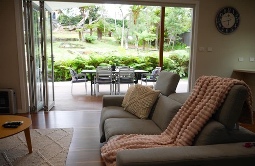 Caringbah South House | Elegant 2-Story Home Near Sydney CBD & Cronulla Beach