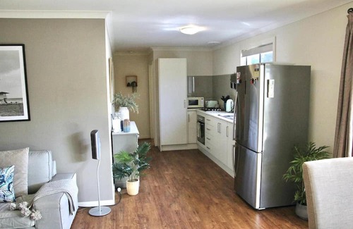 Thornlie Villa | Inviting Thornlie 2BR Escape with Kitchen Amenities