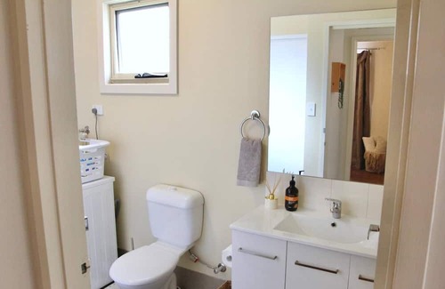 Thornlie Villa | Inviting Thornlie 2BR Escape with Kitchen Amenities