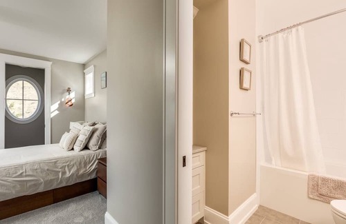 Southwest Mission House | Spacious 3-Bedroom Home with Pool in Kelowna, BC