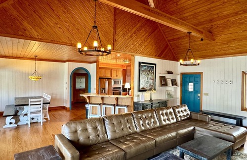 Mentone House | Relax at Our Home on the Lake with Ocean View & Breakfast