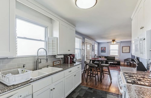 Woodbine House | Bluebird Bungalow – Chic 2 BDR Home Near Downtown!