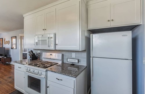 Woodbine House | Bluebird Bungalow – Chic 2 BDR Home Near Downtown!