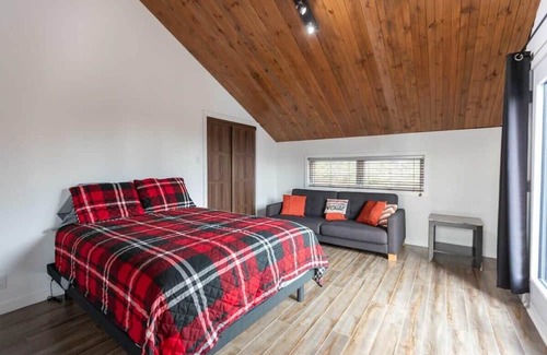 Saint-Michel-des-Saints Ski Chalet | Tranquil Taureau by the Lake in Saint-Michel-des-Saints