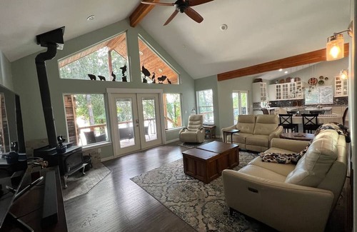 Shelton House | Enjoy Ocean Views & Spa Relaxation on Harstine Island