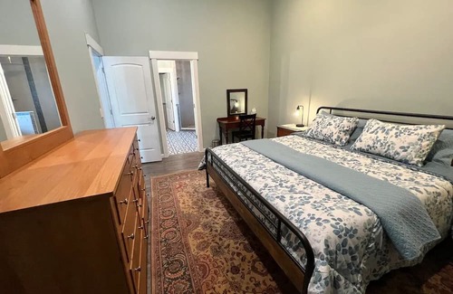 Shelton House | Enjoy Ocean Views & Spa Relaxation on Harstine Island