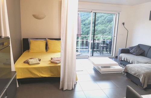 Sechilienne Apartment | Cozy Studio Apartment with Mountain View, Balcony & Wi-Fi