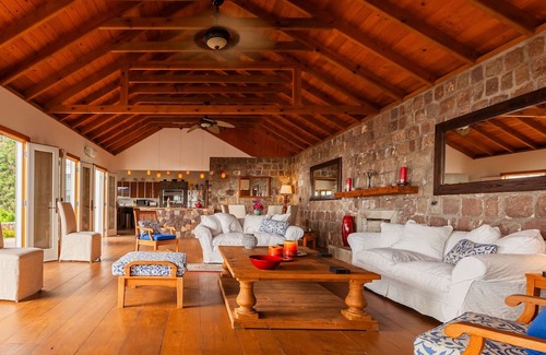 Windward Side Villa | Charming Champagne Cottage - Private Family Retreat Awaits