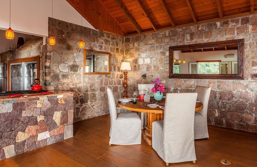 Windward Side Villa | Charming Champagne Cottage - Private Family Retreat Awaits