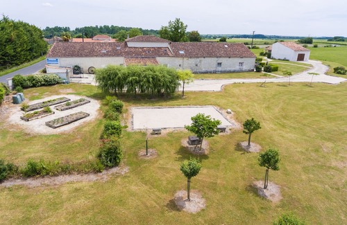 Brives-sur-Charente Bed & Breakfast | Relax at Les Roses: Room with Garden View & Family Amenities