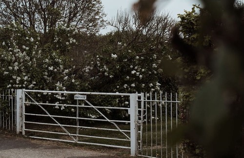 Henley-on-Thames Cabin | Discover The Riverside Lodge with Kitchen Amenities