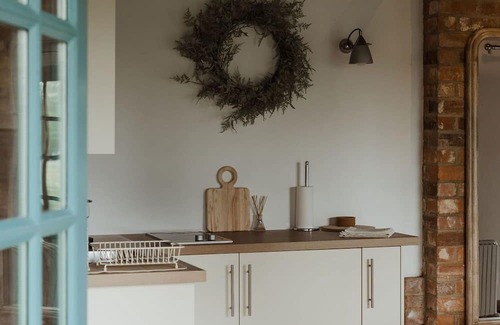 Henley-on-Thames Cabin | Discover The Riverside Lodge with Kitchen Amenities