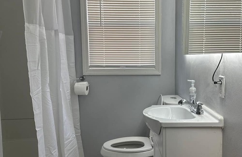 Akron House | Delightful Haven with Breakfast and Family-Friendly Amenities