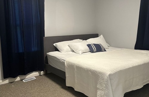 Akron House | Delightful Haven with Breakfast and Family-Friendly Amenities
