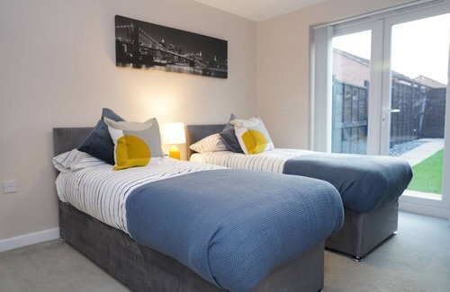 Peterborough House | Family-Friendly 4 Bedroom Home in Molyneux Square with Wi-Fi