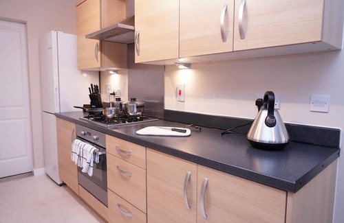 Peterborough House | Family-Friendly 4 Bedroom Home in Molyneux Square with Wi-Fi