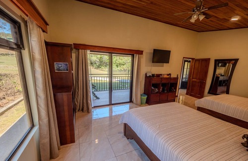 Sierra House | Modern and Spacious near Monteverde Reserves, Zip Lines, Waterfalls & Wildlife!