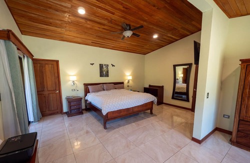 Sierra House | Modern and Spacious near Monteverde Reserves, Zip Lines, Waterfalls & Wildlife!