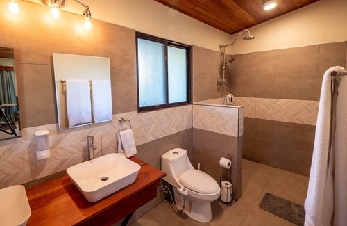 Sierra House | Modern and Spacious near Monteverde Reserves, Zip Lines, Waterfalls & Wildlife!