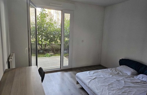 Bois-Colombes Apartment | Inviting 2-Room Apartment with Garden and Kitchen Access