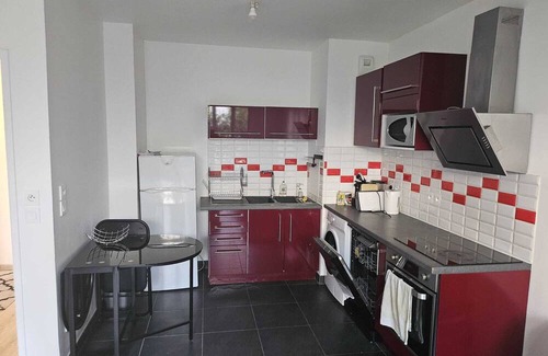 Bois-Colombes Apartment | Inviting 2-Room Apartment with Garden and Kitchen Access