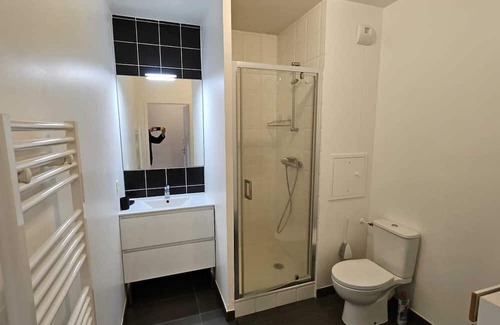 Bois-Colombes Apartment | Inviting 2-Room Apartment with Garden and Kitchen Access
